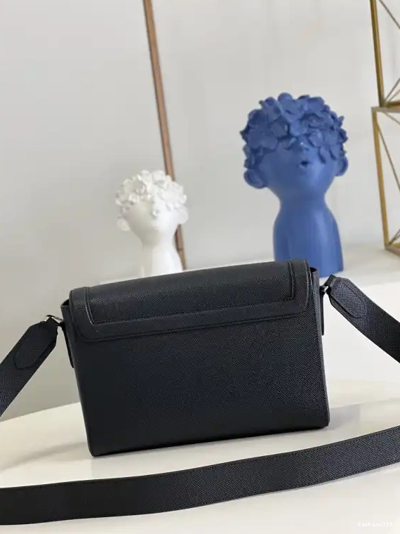 NEW FLAP MESSENGER VUITTON LOUIS 0408
